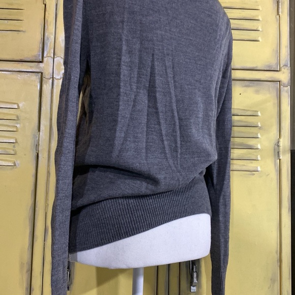 M - Banana Republic - Grey V neck pullover sweater - Picture 5 of 7